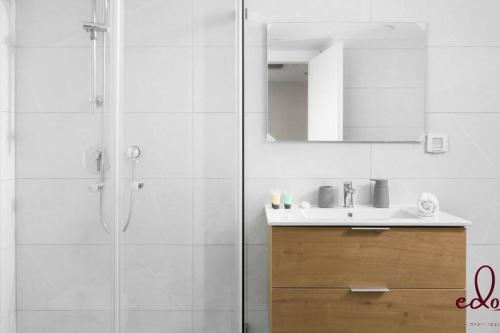 ein Bad mit einer Dusche, einem Waschbecken und einem Spiegel in der Unterkunft View דירה משפחתית במיקום הטוב באילת in Eilat