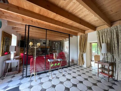 un salon avec un canapé rouge et une table dans l'établissement Penty Kael, à Crozon