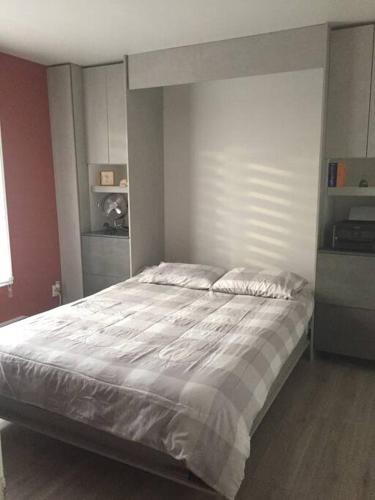 um quarto com uma cama grande num quarto em Maison entière piste motoneige. em Sorel