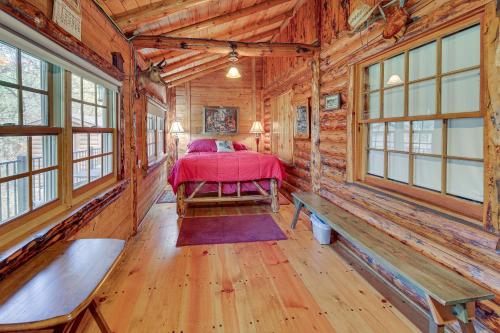 Ένα ή περισσότερα κρεβάτια σε δωμάτιο στο Remote Escape Sturgis Cabin on 20 Private Acres!