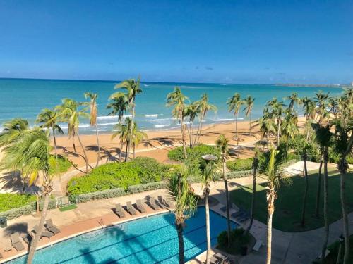 Vista de la piscina de 1 bedroom beachfront Apartment at Rio Mar o alrededores