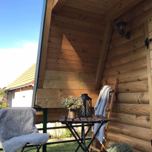 eine Holzhütte mit einem Tisch und einem Stuhl in der Unterkunft Nice&cosy cabin in Cetinje