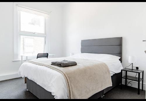 1 dormitorio blanco con 1 cama grande con manta en Simply Good Night l Penny Lane, en Liverpool