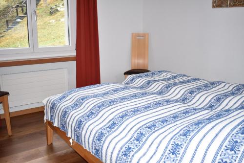 ヴァルベラにあるFoil Cotschen (378 Ma)のベッドルーム1室(青と白の掛け布団付)