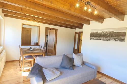 a living room with a blue couch and a table at Precioso apartamento 4 personas in Puigcerdà