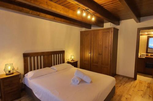 a bedroom with a bed with two pillows on it at Precioso apartamento 4 personas in Puigcerdà