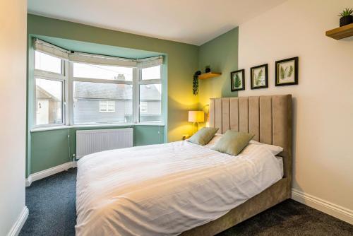 Un dormitorio con una cama grande y una ventana en 3 bed home corporate & contractor House private parking close to city Nottingham city centre, en Nottingham