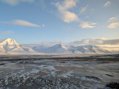 a view of a mountain range with snow covered mountains at Flott enderekkehus med fantastisk utsikt in Longyearbyen