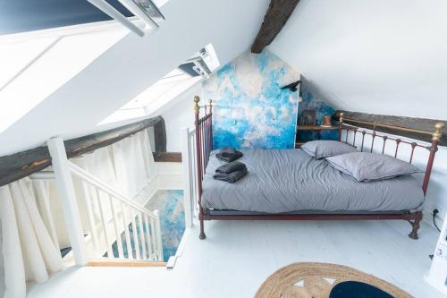 une chambre avec un lit dans un grenier dans l'établissement Immeuble L'Aristocrate - Le Mystic- Bd Carnot, à Angers