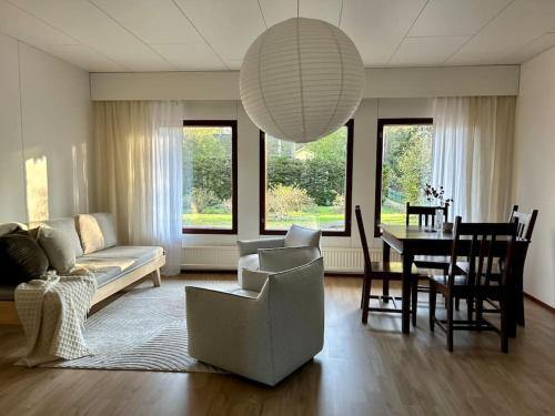 ein Wohnzimmer mit einem Sofa und einem Tisch in der Unterkunft Idyllinen asunto lentokentän lähellä in Vantaa