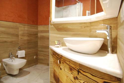 ein Bad mit einem Waschbecken und einem WC in der Unterkunft La Chiocciola Apartments in Santarcangelo di Romagna