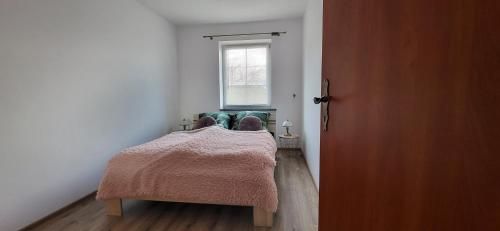 um pequeno quarto com um sofá e uma janela em La Casa De Roland em Wieliczka