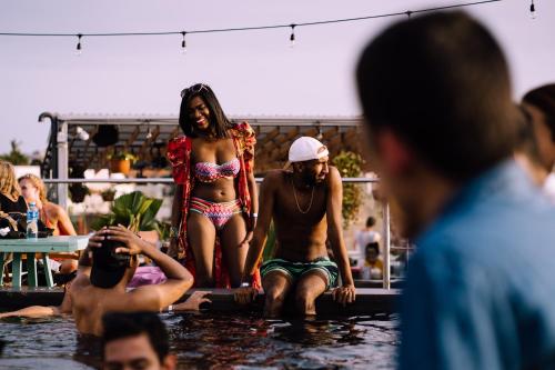 een groep mensen in het water in een zwembad bij Selina Casco Viejo Panama City in Panama-Stad