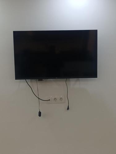 a flat screen tv hanging on a white wall at Résidence kadicia oran in Oran