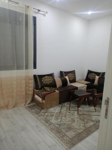 a living room with a couch and a table at Résidence kadicia oran in Oran