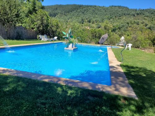 una piscina en el patio de una casa en Cabaña espectacular, con vista al río y hot tub privado, en Linares