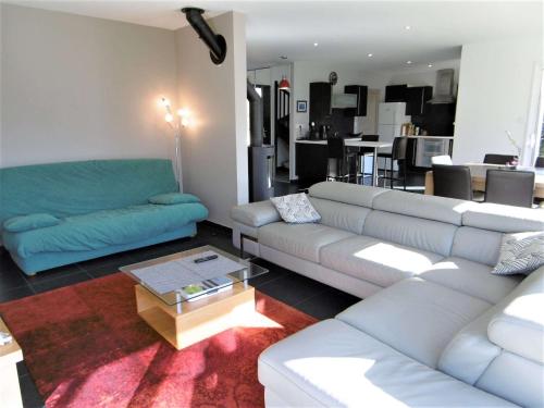 un salon avec un canapé et une table basse dans l'établissement Maison 5 pièces 8 personnes avec jardin clos à proximité de la mer - ERELL, à Sarzeau