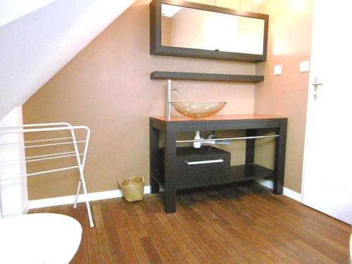 une salle de bain avec un lavabo et un miroir sur un comptoir dans l'établissement Maison 5 pièces 8 personnes avec jardin clos à proximité de la mer - ERELL, à Sarzeau