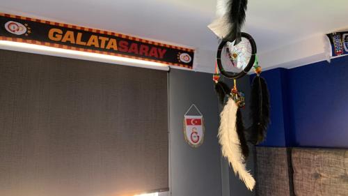 a room with a wall with a clock and feathers on the wall at Apartamento amoblado nuevo in Pereira