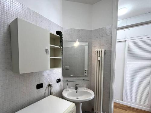 a white bathroom with a sink and a mirror at [ Un posto da Sogno ] con parco privato a Vinovo in Vinovo