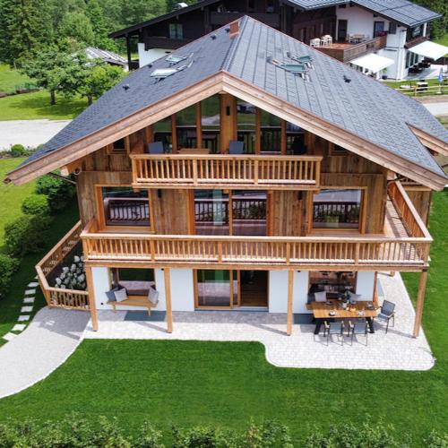 an overhead view of a large wooden house at designchalets auf 685 in Reit im Winkl