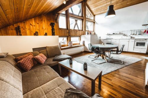 a living room with a couch and a table at Ferienwohnung Curuna in Scuol