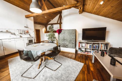 a living room with a table and a tv at Ferienwohnung Curuna in Scuol