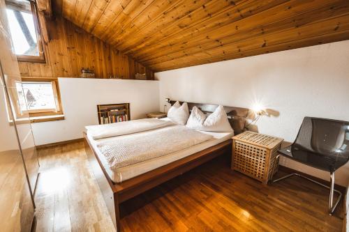 a bedroom with a bed and a television at Ferienwohnung Curuna in Scuol