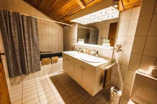 a bathroom with a sink and a mirror at Ferienwohnung Curuna in Scuol