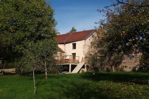 ein großes weißes Haus mit einer Terrasse im Hof in der Unterkunft Maison de campagne dans Parc National de Forêts in Rochetaillée-sur-Aujon