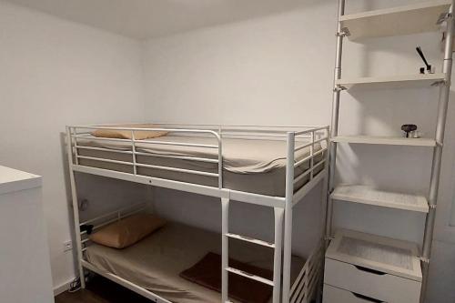 een wit stapelbed in een kamer bij Bravaholidays-301-Asturias in Blanes