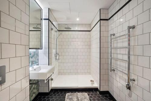 Ένα μπάνιο στο Livestay-Studio Apartment in Modern Development