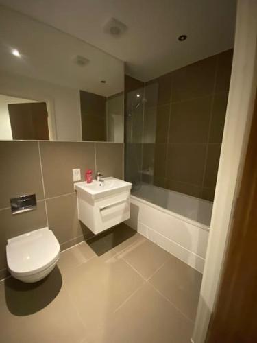 łazienka z toaletą, umywalką i wanną w obiekcie 2 BR Flat in Sutton London NH70 w mieście Sutton