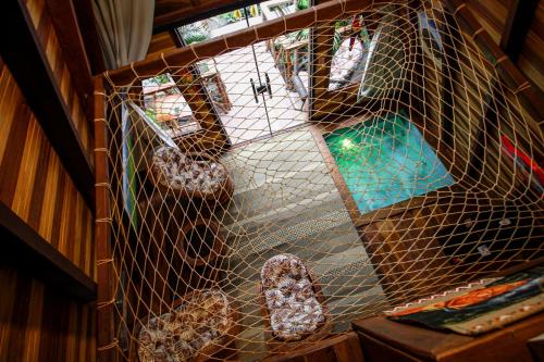 ein Netz an der Seite eines Zimmers in der Unterkunft Villa Éden in Alter do Chao
