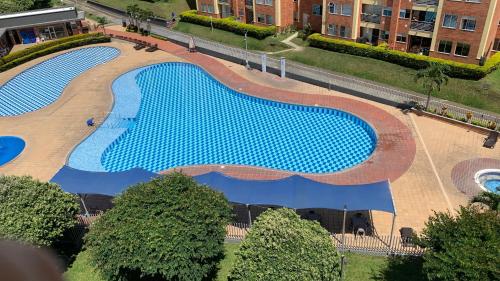 an overhead view of a large swimming pool at Apartamento amoblado nuevo in Pereira