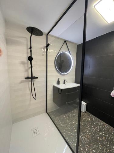 een badkamer met een wastafel en een spiegel bij Villa avec Pool House au cœur des vignes - Lubéron in La Tour-dʼAigues