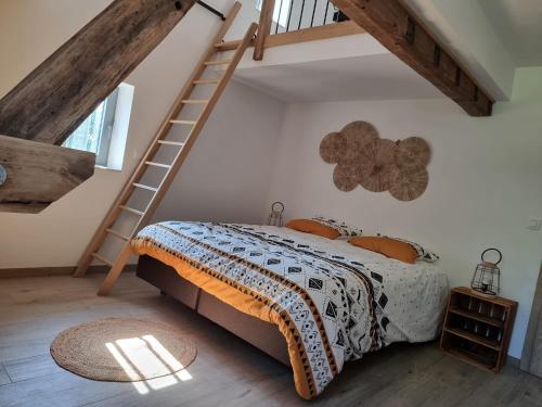 um quarto com uma cama e uma escada de madeira em Grand gîte du Moulin de Bourges em Momignies