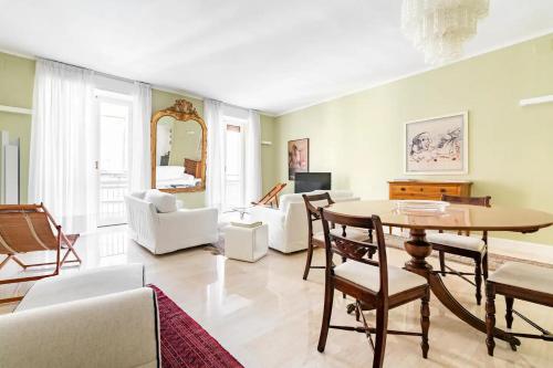 uma sala de estar com mesa e cadeiras em Appartamento luminoso di design in centro em Cagliari