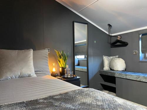 1 dormitorio con 1 cama grande y espejo en Seascape - Floating Home at Brighton Marina with free Parking, en Brighton & Hove