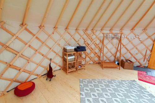 a room with a cat standing in a yurt at Jurte 