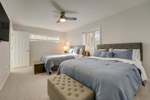um quarto com 2 camas e uma ventoinha de tecto em Cassopolis Vacation Home - Walk to Diamond Lake! em Cassopolis