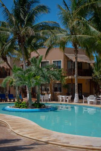 San BenitoにあるTecnohotel Beachのホテル正面のヤシの木があるスイミングプール