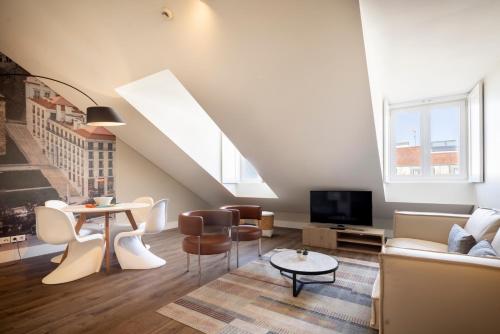 uma sala de estar com um sofá e uma mesa em Chiado Mercy Apartments | Lisbon Best Apartments em Lisboa