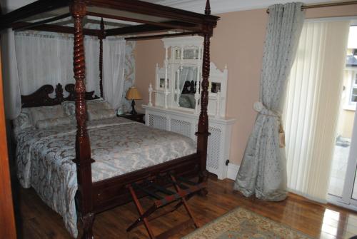 Postel nebo postele na pokoji v ubytování Riverside Lodge