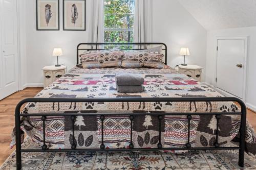 uma cama num quarto com duas mesas de cabeceira em New Listing! Gold Dust Getaway - 3 Bed, Hot Tub em Dahlonega