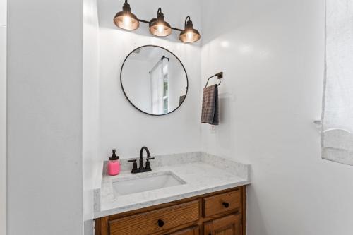 uma casa de banho com um lavatório e um espelho em New Listing! Gold Dust Getaway - 3 Bed, Hot Tub em Dahlonega