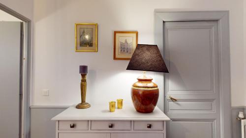 a lamp on a dresser with a lamp on it at Les Terrisses - Chambres d'hôtes avec piscine in Saint-Félix-Lauragais