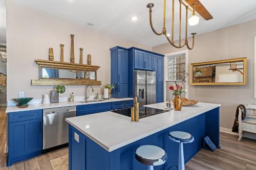 una cocina con armarios azules y encimeras blancas en King Sweet, 2bd, 1 bath, in Historic Walker's Point en Milwaukee