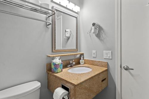 łazienka z umywalką i toaletą w obiekcie Casa del Sol- Waterfront with heated pool and WIFI w mieście Tampa