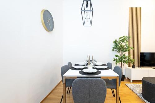 OrestaLiving - Spacious 2BR on the Danube Canalにあるテレビまたはエンターテインメントセンター